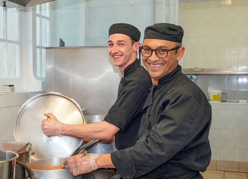 l_chateau-school-trips-chateau-du-baffy-2-food-french-chef1-1 (1)