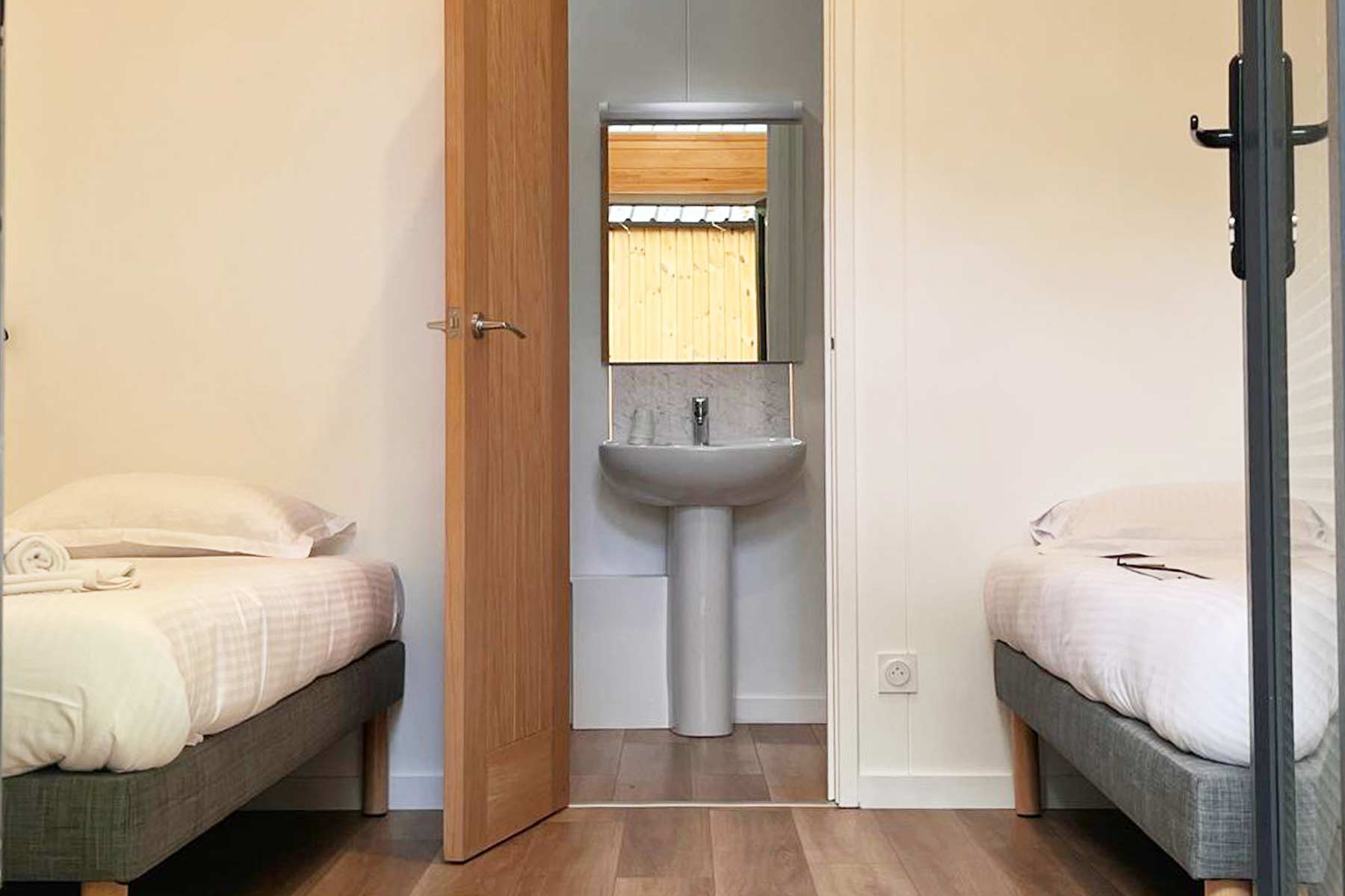 CDB-Pod-Interior-Bathroom